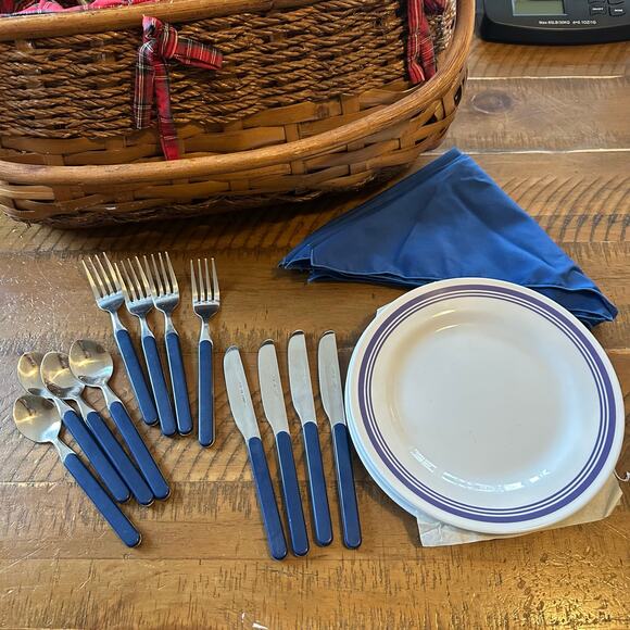 DELUXE PICNIC TIME BASKET 21\